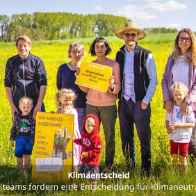 Mitglieder eines Lokalteams mit Kindern